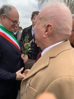 La stretta di mano tra Enrico Luciani e il sindaco Gualtieri 