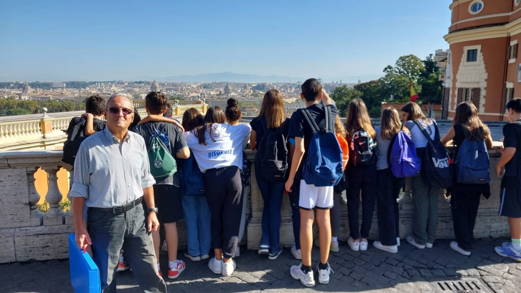 I ragazzi ammirano il panorama di Roma dal Gianicolo 